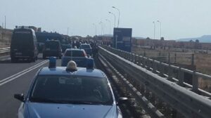Migranti Cara di Mineo bloccano statale Gela-Catania, Salvini: "Vogliono le piscine?"
