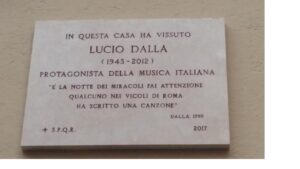 Lucio Dalla, Antonello Venditti inaugura targa in suo onore a Trastevere FOTO