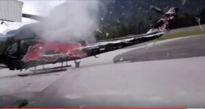 Elicottero Red Bull colpisce con le pale edificio dell'aeroporto, pilota illeso 