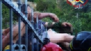 Burgos, 71enne rimane infilzata con la gamba mentre tenta di scavalcare una recinzione