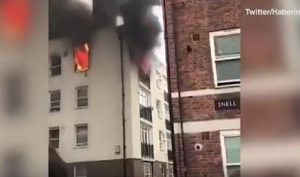 Londra, nuovo incendio, a fuoco 2 piani e il tetto di un palazzo, i pompieri controllano le fiamme