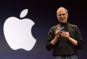 Apple, iPhone nato "grazie all'odio di Steve Jobs per un manager Microsoft"