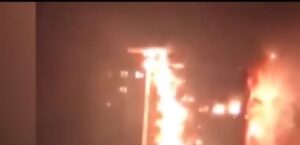 Londra, grattacielo in fiamme: inquilini si gettano nel vuoto