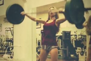 Martina Stella si allena sollevando pesi VIDEO su Instagram