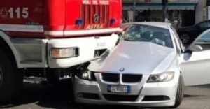 Milano, incidente tra camion dei pompieri e auto: intera famiglia ferita