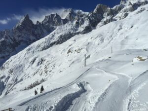 Monte Bianco, zero termico a 5mila metri: ghiacciai si sciolgono, rischio crolli e frane