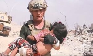 YOUTUBE Il gesto eroico, militare Usa sfida il fuoco di Isis per salvare bimba