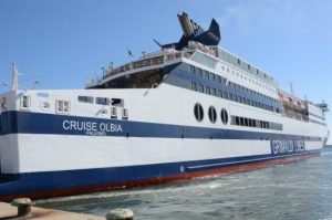 Olbia, nave Cruise Smeralda urta la banchina del porto: paura per 700 passeggeri