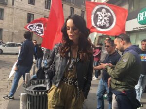 Nina Moric minacciata di morte da Reggio Emilia Antifascista: "Non ti promettiamo fine indolore"