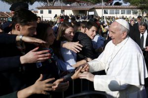 Papa Francesco contro oroscopi e maghi: "Il vero cristiano si fida di Dio"
