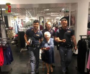 Roma, anziana ruba un profumo: poliziotti le pagano il conto e la portano a casa