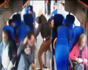 YOUTUBE Strappa collanina ad un passeggero in treno: nessuno interviene