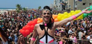 Alessandro De Simoni e lo striscione "W la f..." al Gay Pride: "Volevo solo affermare la libertà"
