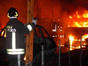 Roma, incendio vicino Gazometro: fiamme fanno esplodere bombole del campo abusivo