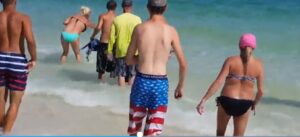 YOUTUBE Squali a pochi metri dalla riva in Florida: bagnanti terrorizzati poi...