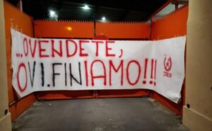Vicenza Calcio, duro striscione contro la società: "O vendete o vi finiamo"