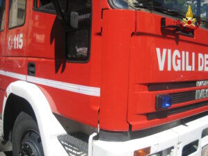 Conegliano Veneto, marciapiede cede: camion sprofonda di un metro