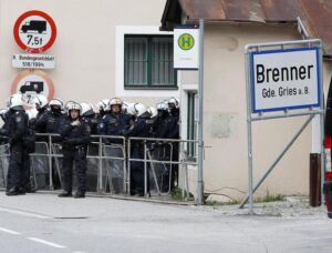 Migranti, Austria: "Pronti a schierare l'esercito al Brennero"