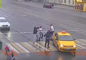 YOUTUBE Russia, pedoni attraversano la strada lentamente: automobilista li picchia