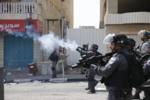 Gerusalemme, scontri alla Spianata: tre palestinesi morti. Accoltellati tre israeliani a morte in Cisgiordania
