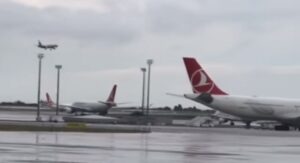 YOUTUBE Grandinata in volo: aereo costretto ad atterraggio di emergenza in Turchia