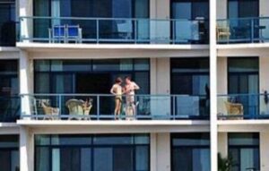 Germania, rapporto a tre sul balcone: le due ragazze cadono, ossa rotte 