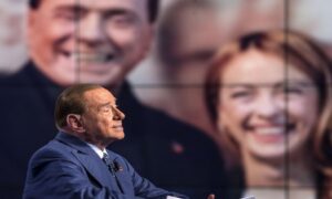 Berlusconi e lo sketch con le stampelle a Porta a Porta saltato all'ultimo