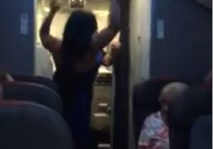 Insegue cane in cabina durante decollo aereo, passeggeri le urlano di sedersi 