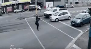 It Can Wait": spot Sudafrica contro chi chatta in strada mentre cammina o guida