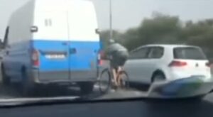 YOUTUBE Ciclista attaccato al furgone in autostrada: ecco cosa rischia