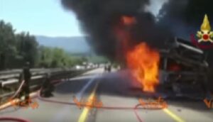  Bisarca prende fuoco sull'autostrada: auto distrutte 