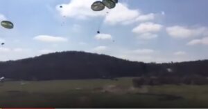 YOUTUBE Jeep militari lanciate col paracadute: qualcosa va storto, le Humvee si schiantano a terra