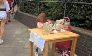 Londra, bambina multata di 125 sterline perché vendeva limonate