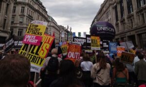 Londra, manifestazione contro Theresa May: "Cacciamo i conservatori"