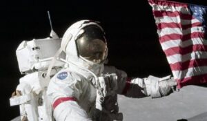 Bandiere Usa sulla Luna si stanno scolorendo, è colpa del sole