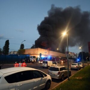 Milano, incendio deposito rifiuti di Bruzzano: case sgombrate, odore soffocante