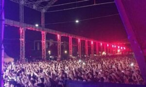 Guè Pequeno e Marracash, panico al concerto: la folla scappa spaventata per uno spray al peperoncino