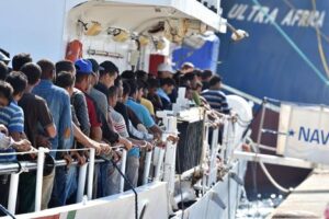 Migranti, sì alla revisione della missione Triton: più sostegno all'Italia, aiuti nei rimpatri