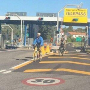 Bici in autostrada, la protesta contro Laura Boldrini per il migrante in bici a Padova