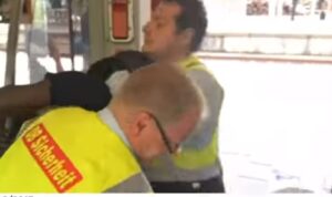  Monaco di Baviera: uomo di colore trascinato fuori dal treno con la forza