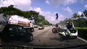 YOUTUBE Moto si schianta su auto ferma: il motociclista vola in aria