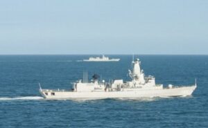 Nave britannica scorta tre imbarcazioni cinesi nel canale della Manica: si preparavano a esercitazioni con la Russia