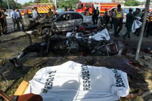 Pakistan, attacco kamikaze dei talebani a Lahore: 26 morti, anche poliziotti