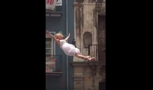 YOUTUBE Pamplona: donna si toglie il reggiseno e si tuffa di spalle dalla fontana