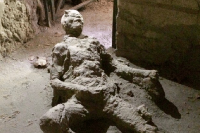 Pompei, ragazzo mummificato dalla lava: durante l'eruzione si toccava... FOTO
