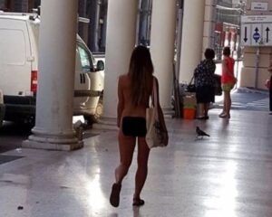 Bologna, la ragazza che gira senza vestiti spiega: "Me l'ha detto lo psicologo di farlo"