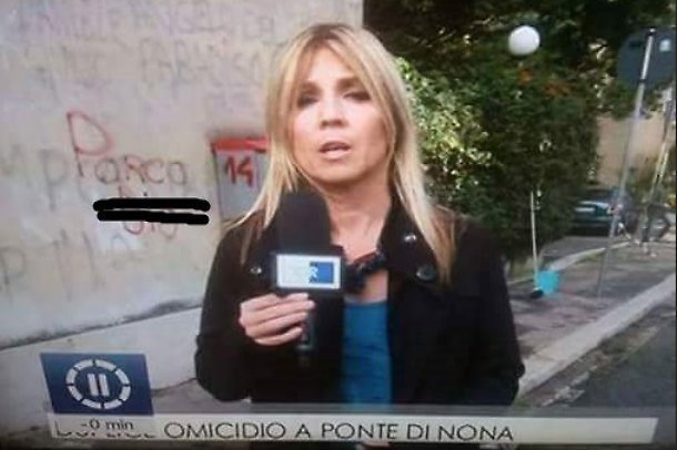 Rai, bestemmia in diretta durante Tgr Lazio: la scritta dietro l'inviata FOTO
