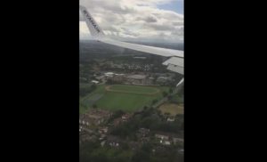 YOUTUBE Volo Ryanair, atterraggio da incubo a Leeds in mezzo alla tormenta di vento