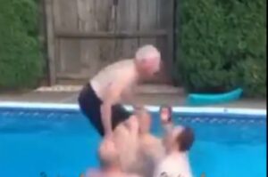 Il nonno si cimenta con un salto mortale in piscina