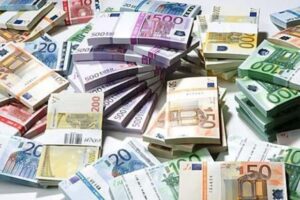 Aosta, trovati 25mila euro in contanti nascosti nell'ufficio del presidente della Regione